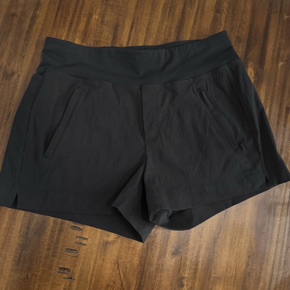 Athleta Trekkie North Shorts Womens Size 6 Black Hiking Travel Pull On